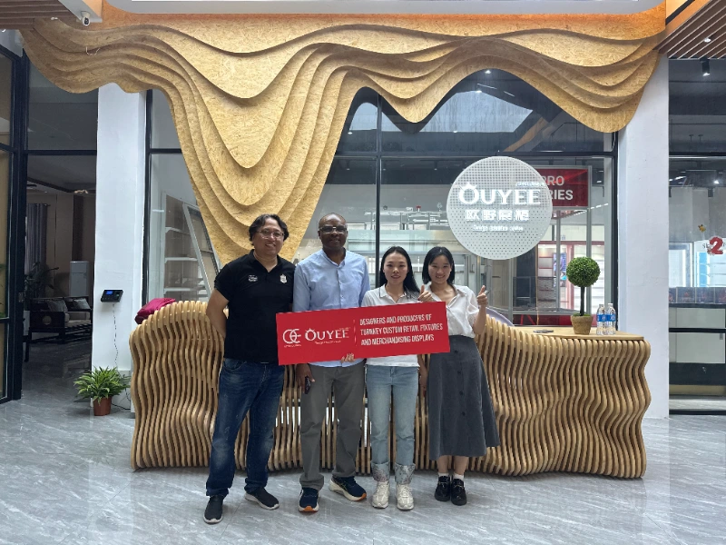 Group photo of customers - 10