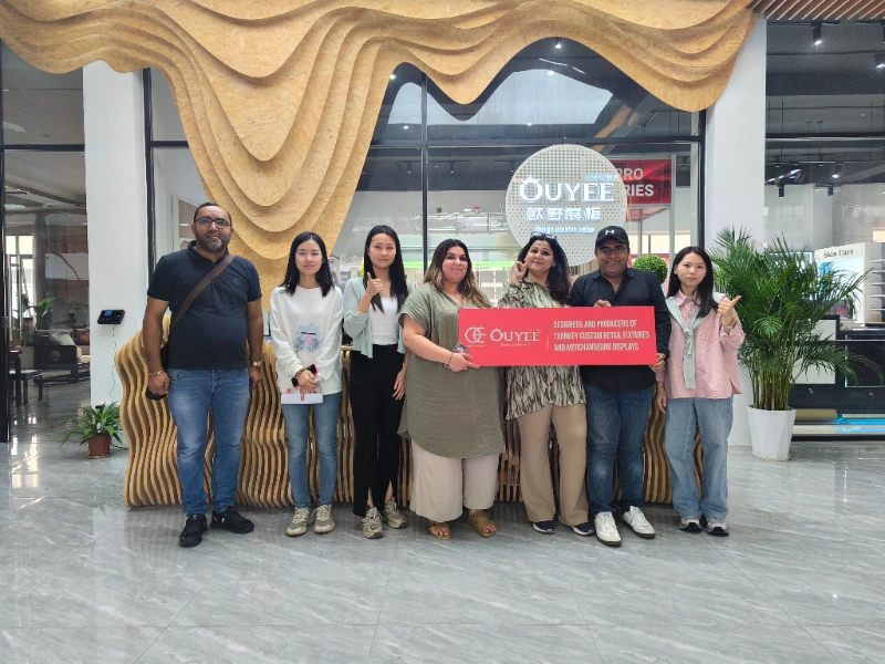 Group photo of customers - 14