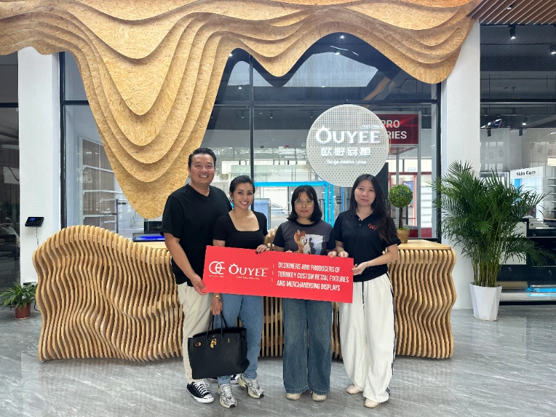 Group photo of customers - 6